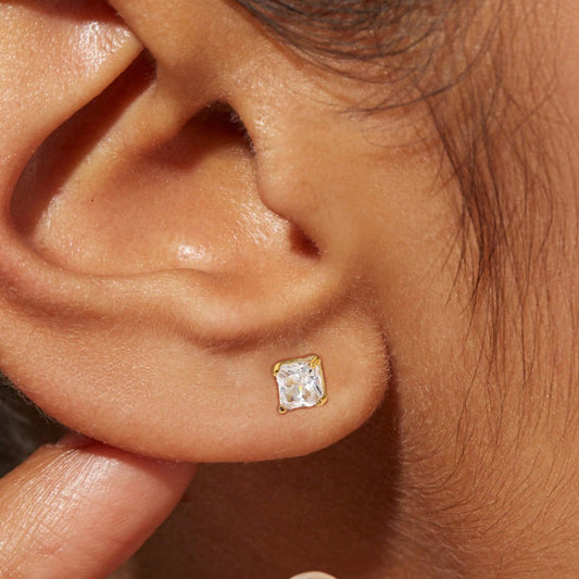 March Solitaire Gouden Oorbellen